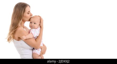 La madre felice bacia il bambino piccolo carino su sfondo bianco con spazio per il testo Foto Stock