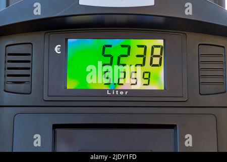 Il contatore digitale conta il contatore di una pompa di gas e l'aumento dei prezzi del gas Foto Stock