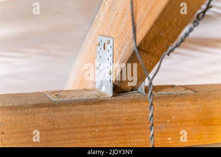 L'angolo in metallo perforato rinforzato rafforza la struttura del tetto Foto Stock