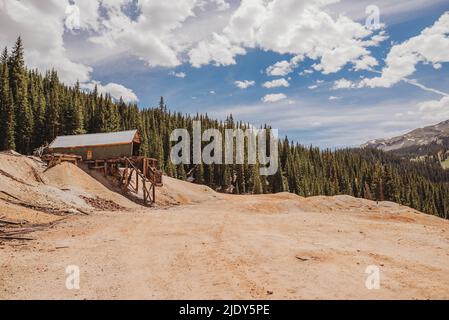 Vecchio campo minerario in montagna Foto Stock