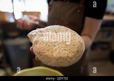 Pasta di pane integrale dopo fermentazione e fermentazione. Il processo di preparazione del pane. Vista frontale. Foto Stock