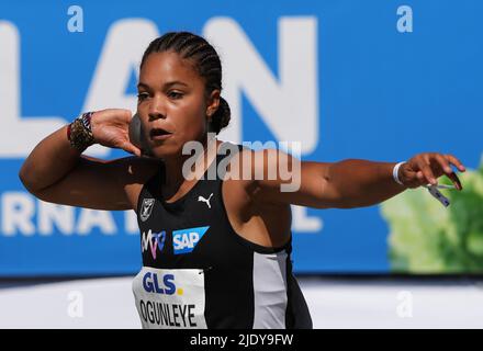 Berlino, Germania. 23rd giugno 2022. Atletica: Campionati tedeschi, prese di decisione, donne a Pariser Platz. Yemisi Ogunleye, MTG Mannheim, durante il suo primo tiro. Credit: Soeren Stache/dpa/Alamy Live News Foto Stock