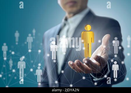 L'amministratore di affari apre la sua mano per afferrare un candidato di destra scelto sulla pianificazione del personale e delle risorse umane Foto Stock