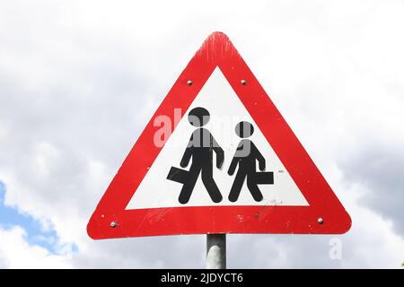 Attenzione ai cartelli stradali per bambini. Foto Stock