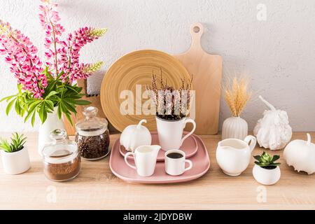 elegante e moderno aspetto del piano di lavoro in cucina in tonalità rosa bianco. prodotti ecologici. interni splendidi Foto Stock