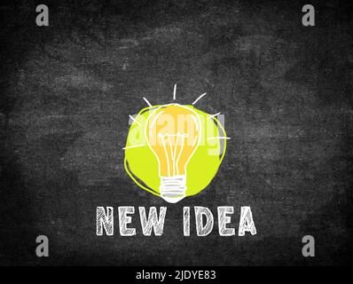 Nuova idea e lampada a mano su lavagna. Motivazione e idea di business di ispirazione. Foto Stock