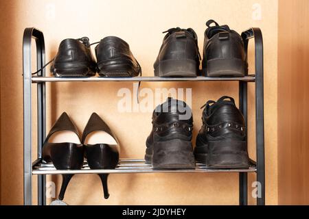 Collezione di scarpe diverse in porta scarpe per lo stoccaggio, disordinato  e necessita organizzare, guardaroba con scaffali in casa interni design  decorazione elegante Foto stock - Alamy