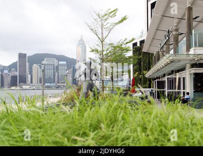 Hong Kong. 21st giugno 2022. La foto scattata il 21 giugno 2022 mostra una statua della stella del film d'arte marziale Bruce Lee dal porto di Victoria a Hong Kong, Cina del sud. Quest'anno ricorre il 25th° anniversario del ritorno di Hong Kong nella patria. Credit: Li Gang/Xinhua/Alamy Live News Foto Stock