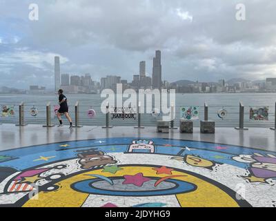 Hong Kong, Cina. 31st maggio 2022. Un uomo scherza al mattino presso il Victoria Harbour a Hong Kong, Cina meridionale, 31 maggio 2022. Quest'anno ricorre il 25th° anniversario del ritorno di Hong Kong nella patria. Credit: Li Gang/Xinhua/Alamy Live News Foto Stock