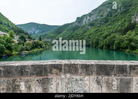 Vista sul fiume Drina dal vecchio ponte ottomano Mehmed Pasa Sokolovic a Visegrad, montagne bosniache riflesse nel fiume, Bosnia ed Erzegovina. Foto Stock