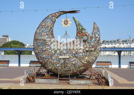 La scultura di pesce in metallo Treadgold piena di bottiglie di plastica vuote sul lungomare di Southsea. Foto Stock