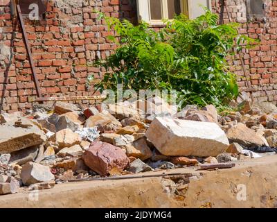 Struttura in rovina, detriti sparsi scena in villaggio rurale in India. Relitti di costruzione Foto Stock