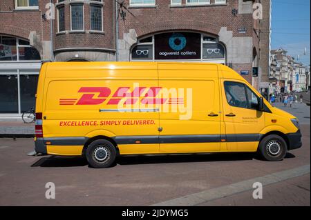 DHL Company Van ad Amsterdam Paesi Bassi 23-6-2022 Foto Stock