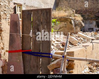 Struttura in rovina, detriti sparsi scena in villaggio rurale in India. Relitti di costruzione Foto Stock