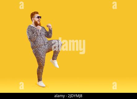 Divertente uomo grasso in pajama danzare Foto Stock