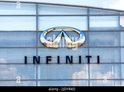 Samara, Russia - 18 giugno 2022: Firma della concessionaria con il logo di Infinity automaker. Infiniti è la divisione di veicoli di lusso del giapponese automobilistico NIS Foto Stock