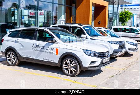 Samara, Russia - 18 giugno 2022: Lada Vehicles accanto all'ufficio del concessionario ufficiale Lada. Produttore automobilistico russo Foto Stock