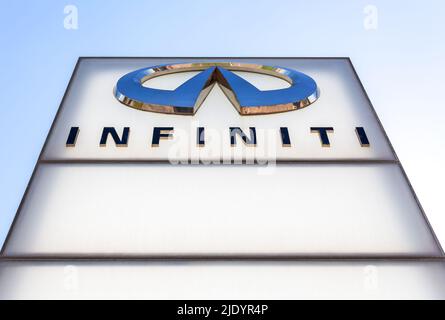 Samara, Russia - 18 giugno 2022: Firma della concessionaria con il logo di Infinity automaker. Infiniti è la divisione di veicoli di lusso del giapponese automobilistico NIS Foto Stock