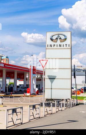 Samara, Russia - 18 giugno 2022: Cartello della concessionaria ufficiale Infinity. Infiniti è la divisione veicoli di lusso di Nissan automobilistico giapponese Foto Stock