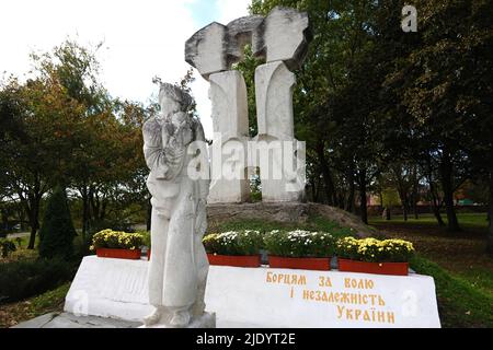 Chernihiv, Ucraina 7 ottobre 2021: Monumento ai combattenti per la libertà e l'indipendenza dell'Ucraina nella città di Chernihiv Foto Stock