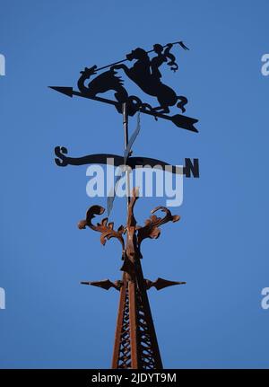 Kiev, Ucraina 26 ottobre 2021: Weather Vane 'Cossack Winner' sulla guglia dello studio cinematografico 'Victoria film' Ucraina Foto Stock