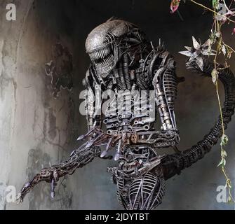 Kiev, Ucraina 26 ottobre 2021: Studio cinematografico 'Victoria film', scultura - Alien dal film 'Alien' made in Iron Foto Stock