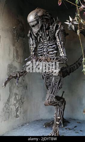 Kiev, Ucraina 26 ottobre 2021: Studio cinematografico 'Victoria film', scultura - Alien dal film 'Alien' made in Iron Foto Stock