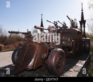 Kiev, Ucraina 26 ottobre 2021: Studio cinematografico 'Victoria film', scultura - un'auto dal film 'Mad Max' made in Iron Foto Stock