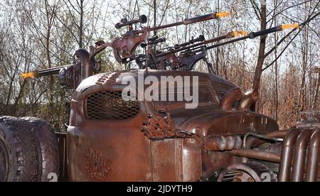 Kiev, Ucraina 26 ottobre 2021: Studio cinematografico 'Victoria film', scultura - un'auto dal film 'Mad Max' made in Iron Foto Stock