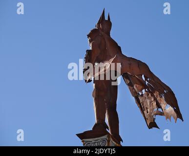 Kiev, Ucraina 26 ottobre 2021: Studio cinematografico 'Victoria film', scultura - 'Batman' stand sul tetto, realizzato in ferro performance Foto Stock