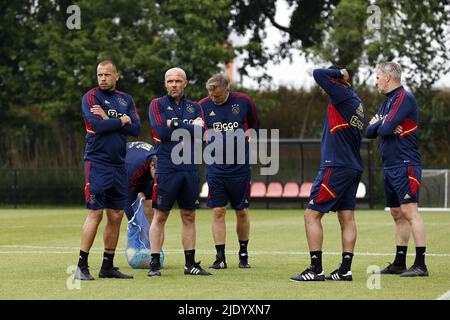 AMSTERDAM - (lr) giovane allenatore Ajax John Heitinga, allenatore Ajax Alfred Schreuder, Richard Witschge di Ajax, assistente allenatore Michael Reiziger, portiere di Ajax, allenatore Anton Scheutjens giovane allenatore Ajax John Heitinga, L'allenatore AJAX Alfred Schreuder durante la prima sessione di allenamento di Ajax Amsterdam sul complesso sportivo De Toekomst il 24 giugno 2022 ad Amsterdam, Paesi Bassi. ANP MAURICE VAN STEEN Foto Stock