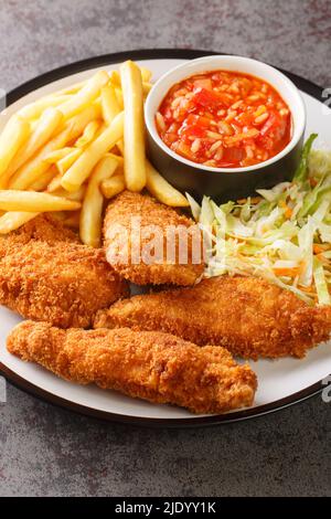 Barberton pollo fritto con patatine fritte, insalata di cavolo e salsa calda da vicino nel piatto sul tavolo. Verticale Foto Stock