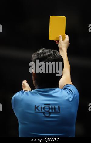 ISTANBUL, TURCHIA - 23 GENNAIO 2022: L'arbitro mostra la carta gialla durante il match Fenerbahce OPET vs Vakifbank Turkish Sultans League in Burhan Felek Sport Foto Stock