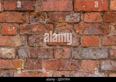 Muro fatto di vecchi mattoni scoloriti Foto Stock