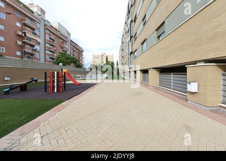 Cortile con area per bambini e aree comuni di uno sviluppo residenziale privato Foto Stock