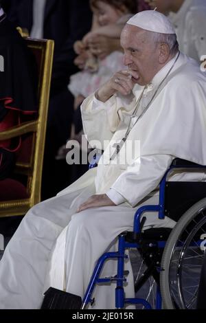 Città del Vaticano, Vaticano. 22 giugno 2022. Papa Francesco, seduto su una sedia a rotelle, partecipa al Festival delle famiglie. Credit: Maria Grazia Picciarella/Alamy Live News Foto Stock