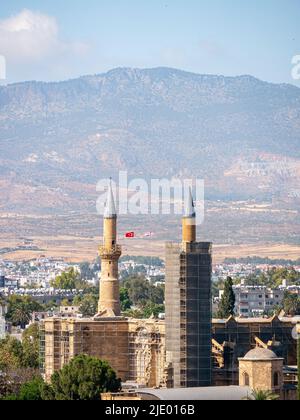 Vista sulla Moschea di Selimiye a Nicosia settentrionale da Nicosia meridionale, con colline sullo sfondo Foto Stock