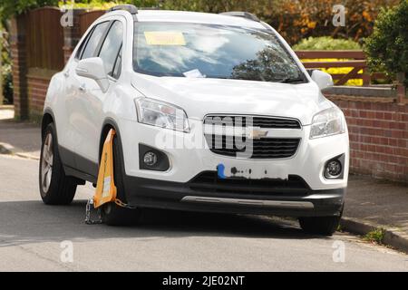 veicolo non assicurato o non tassato bloccato dalla strada Foto Stock