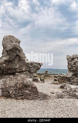 Raukar, colonne calcaree, rocce sulla costa, erosione, Folhammar Nature Reserve, Gotland Island, Mar Baltico, Svezia Foto Stock