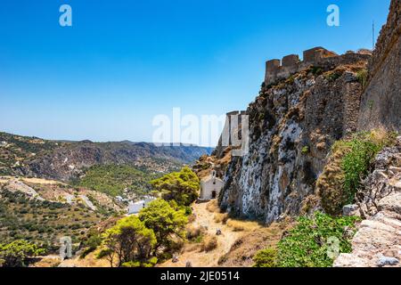 Vista panoramica su Chora, Citera e il Castello al tramonto. Paesaggio maestoso sull'isola di Citera in Grecia, in Europa. Foto Stock