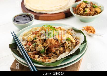 Lumpia Basah Bandung, il popolare spuntino tradizionale di Street food fatto da sottile rapper con Saute Spoy Bean Sprout piccante e Bamboo Sprout, aggiungere con Sticky Foto Stock