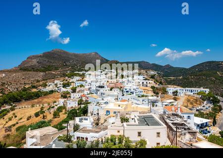 Vista panoramica su Chora, Citera e il Castello al tramonto. Paesaggio maestoso sull'isola di Citera in Grecia, in Europa. Foto Stock