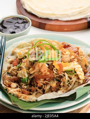 Lumpia Basah Bandung, il popolare spuntino tradizionale di Street food fatto da sottile rapper con Saute Spoy Bean Sprout piccante e Bamboo Sprout, aggiungere con Sticky Foto Stock