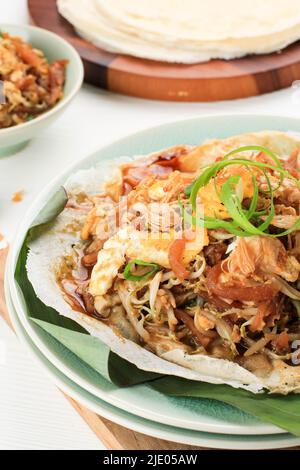 Lumpia Basah Bandung, il popolare spuntino tradizionale di Street food fatto da sottile rapper con Saute Spoy Bean Sprout piccante e Bamboo Sprout, aggiungere con Sticky Foto Stock