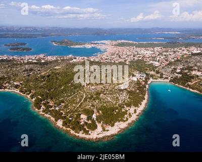 Fuchi sparati, città di Murter, spiaggia di Slanica sulla destra, isola di Murter, Dalmazia, Croazia Foto Stock