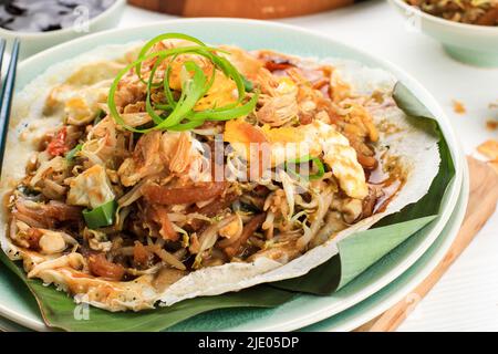 Lumpia Basah Bandung, il popolare spuntino tradizionale di Street food fatto da sottile rapper con Saute Spoy Bean Sprout piccante e Bamboo Sprout, aggiungere con Sticky Foto Stock