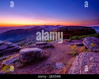 Formazioni rocciose calcaree di Sombrerillo all'alba, riserva naturale di El Torcal, Torcal de Antequera, provincia di Malaga, Andalusia, Spagna Foto Stock