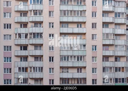 Particolare di finestre con balconi in un blocco di appartamenti Foto Stock