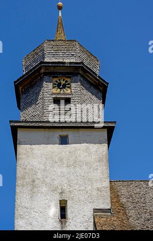Chiesa torre con tetto di ghiaia e orologio, Chiesa di Sant'Agatha in Agathazell, Allgaeu, Baviera, Germania Foto Stock