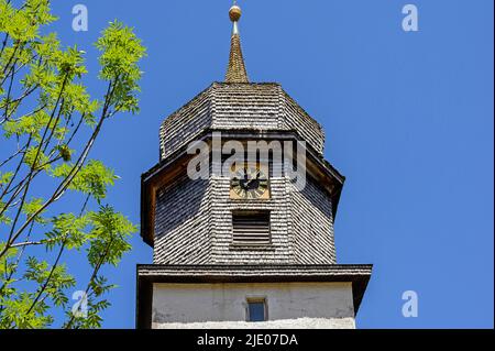 Chiesa torre con tetto di ghiaia e orologio, Chiesa di Sant'Agatha in Agathazell, Allgaeu, Baviera, Germania Foto Stock